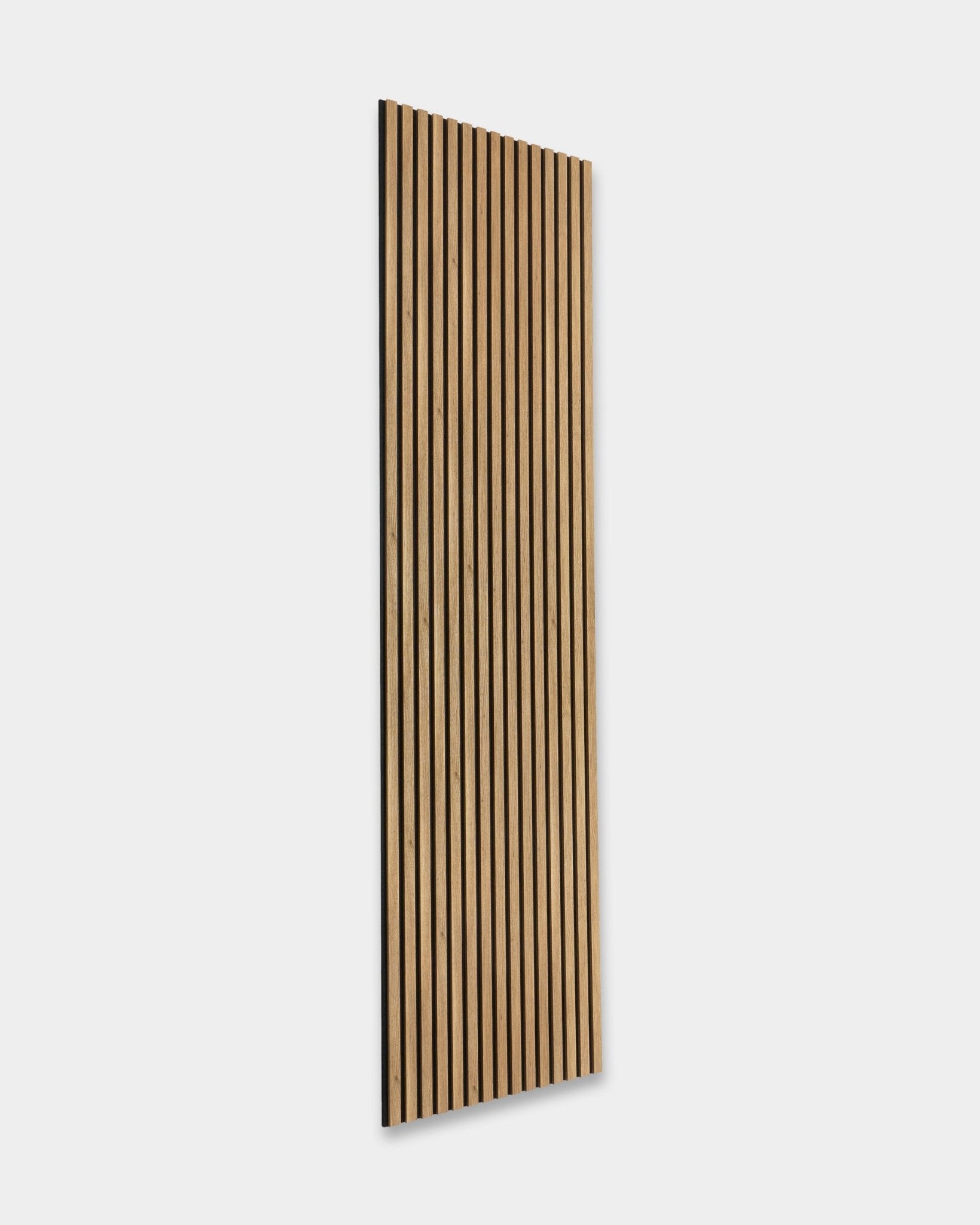 WoodUpp Essential Akupanel in Engels eiken (240 x 60 cm) met vertical latten en een lichte achterzijde, ontworpen om de akoestische prestaties te verbeteren.